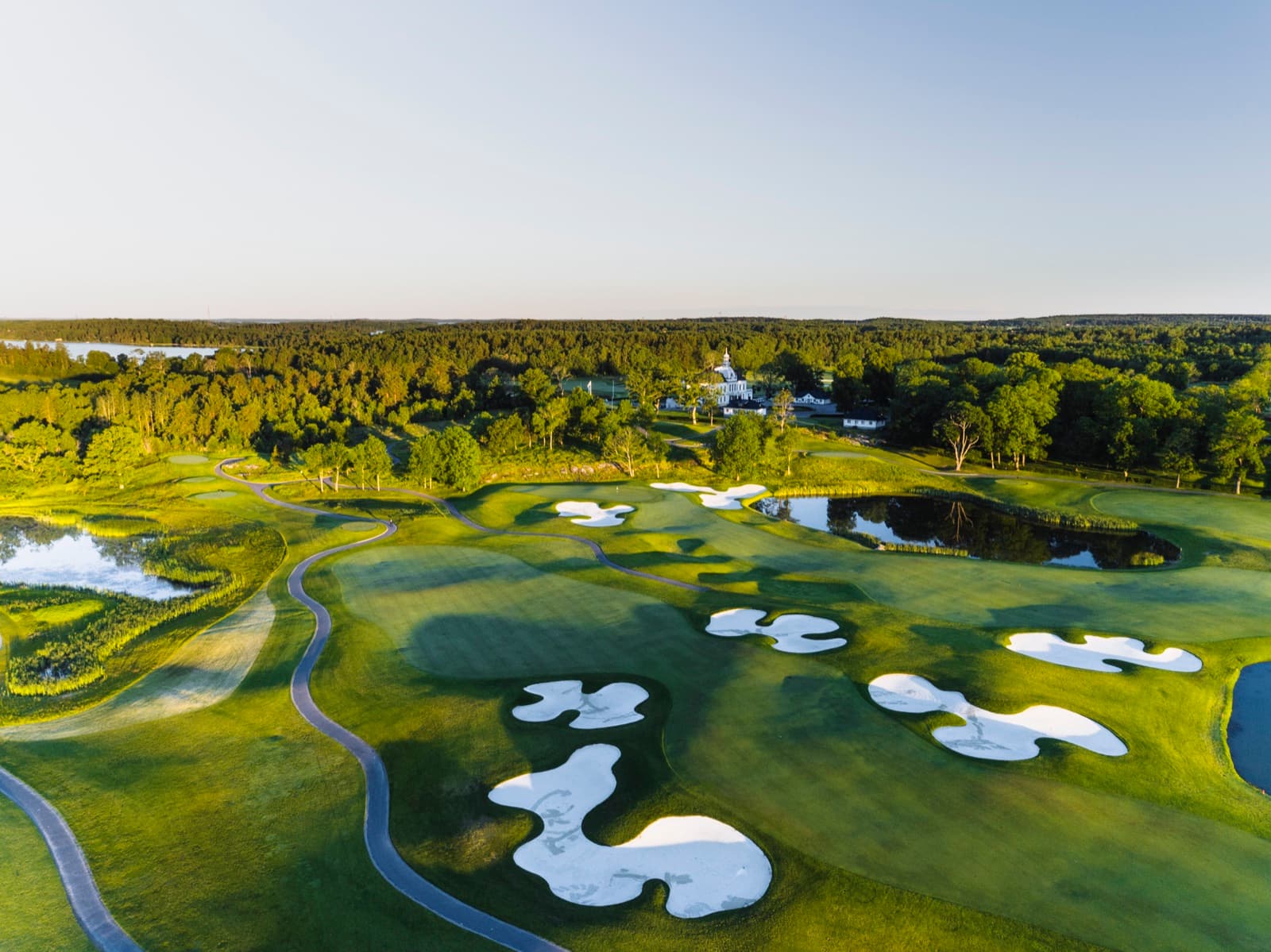 Golfresorts i Sverige – De bästa anläggningarna med hotell